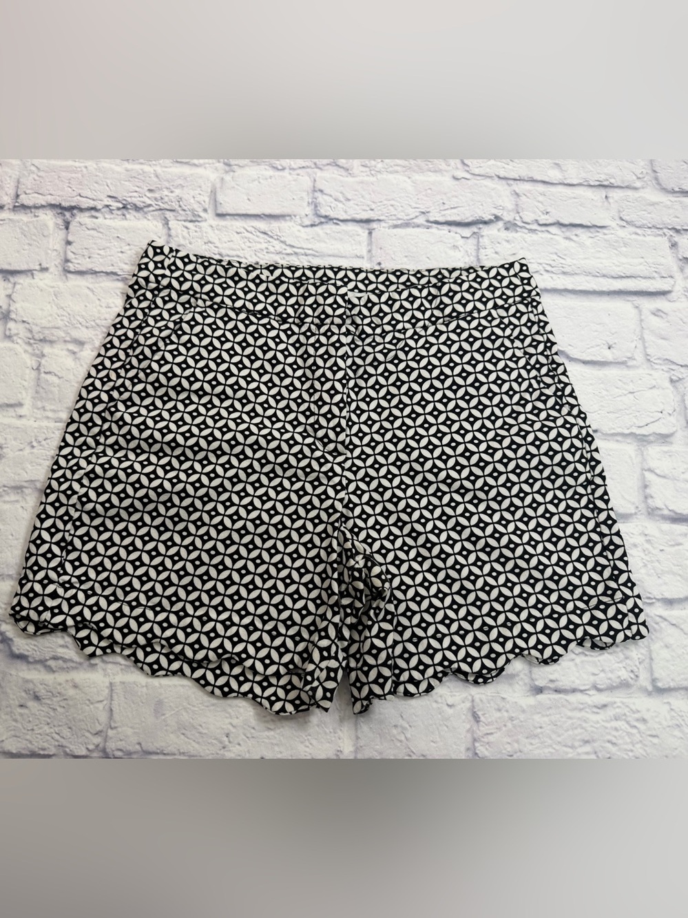 Black & White Geometric Scallop Hem Women's Shorts. Size Medium.